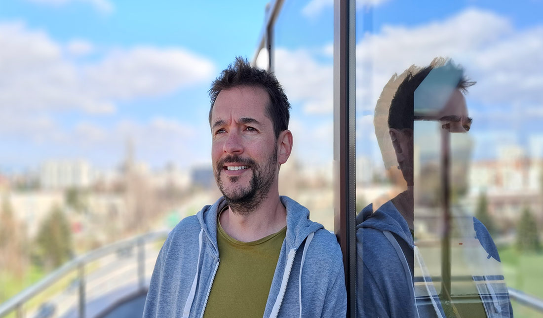 عکس گرفته شده از فرد و سایه آن در شیشه