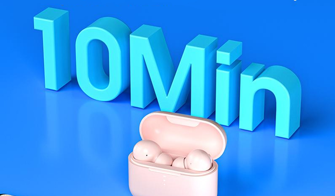 کیوسی وای ‏T10 Pro در کیس صورتی رنگ درحال شارژ