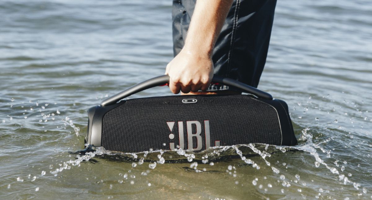 نمایش ویژگی ضدآب اسپیکر بلوتوثی JBL Boombox 3