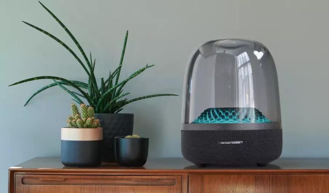 نمای نزدیک اسپیکر هارمن کاردن Aura Studio 4 بر روی میز