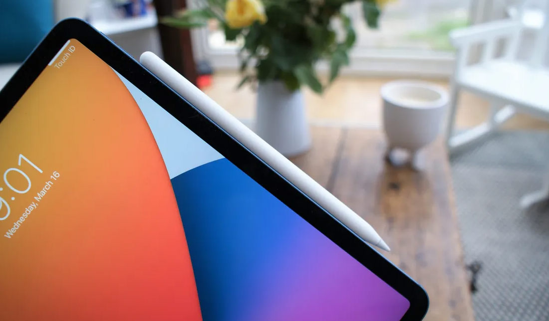 آیپد ایر 5 به همراه قلم سفید آن