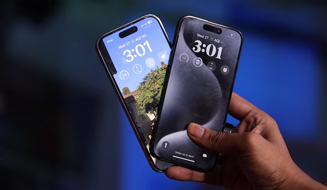 نمایش روبه‌رویی گوشی آیفون 16 و آیفون 15 اپل در دست انسان