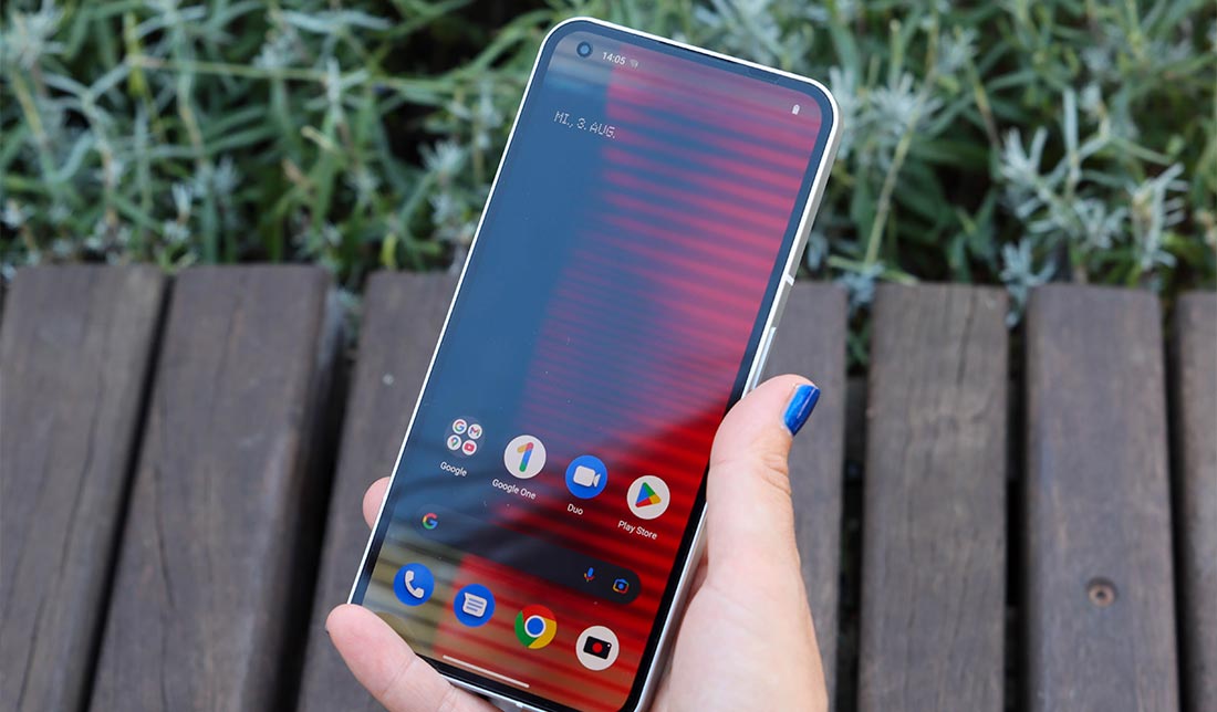 نمایش کیفیت روشنایی صفحه‌نمایش گوشی ناتینگ فون 1 در نور روز