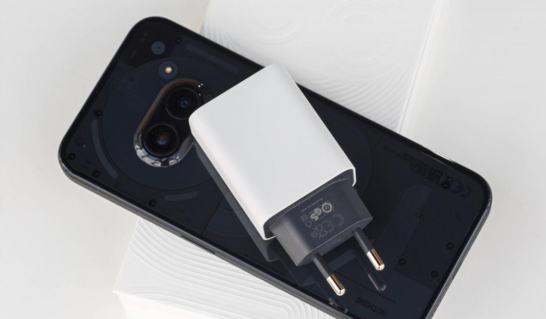 گوشی ‏Nothing Phone 2a به همراه آداپتور شارژ