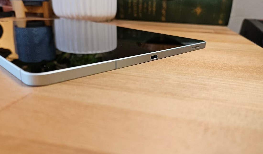 نمایی از درگاه شارژ و بلندگو تبلت S9 FE‏ پلاس