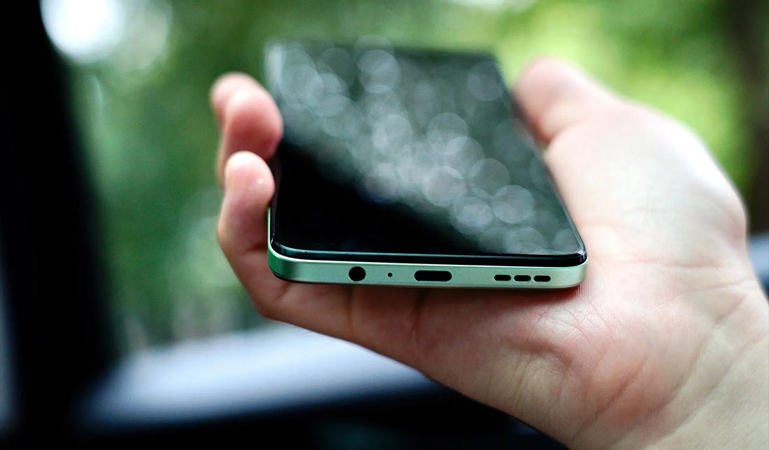 نمایی از گوشی موتورولا Moto G54 در دست انسان