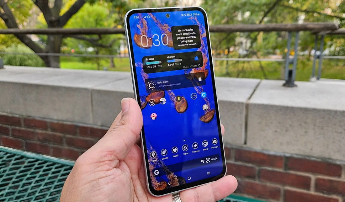 نمایشگر گلکسی S23 FE از نمای نزدیک