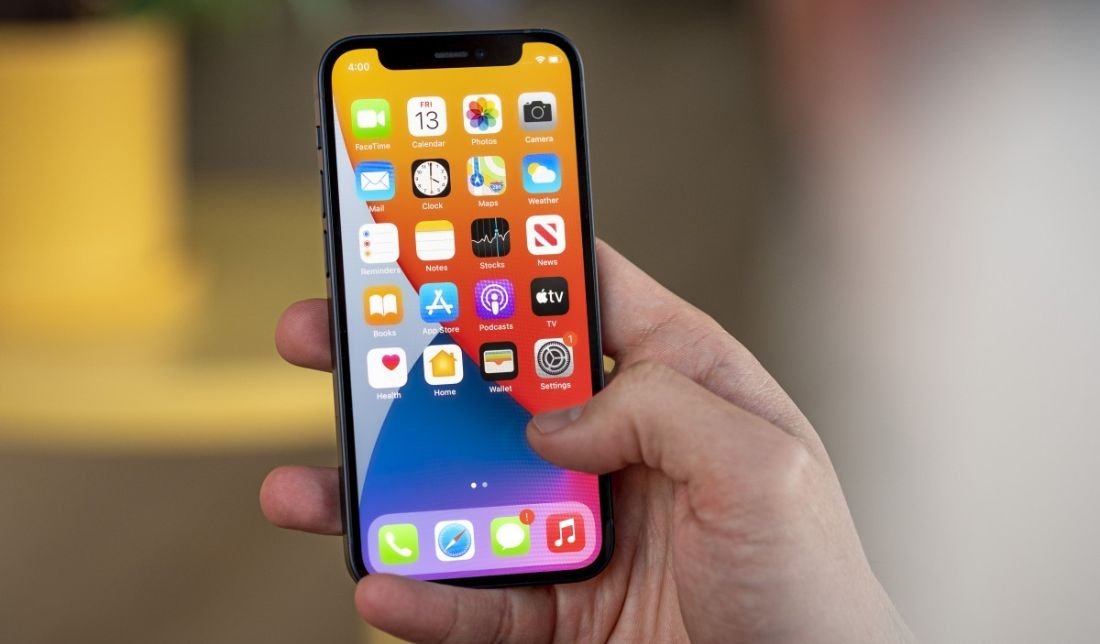 آیفون 12 مینی از نمای روبه‌رو