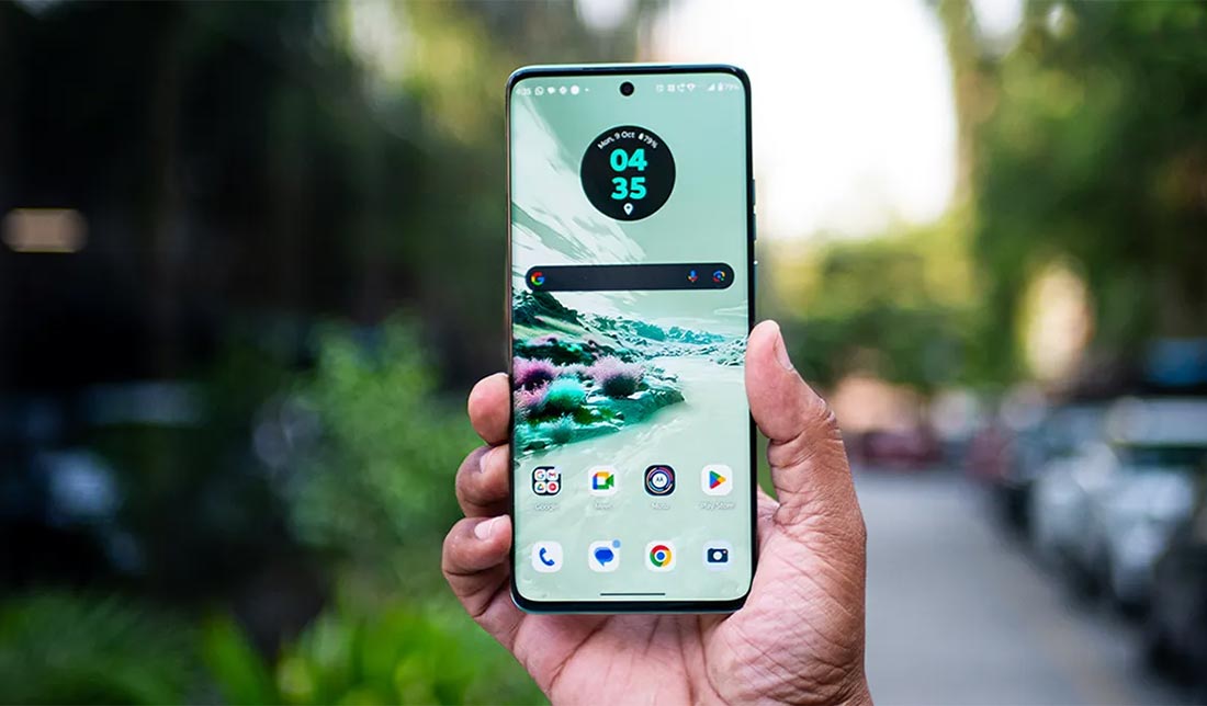 نمای نزدیک نمایشگر گوشی موتورولا اج 40 نئو در روشنایی روز