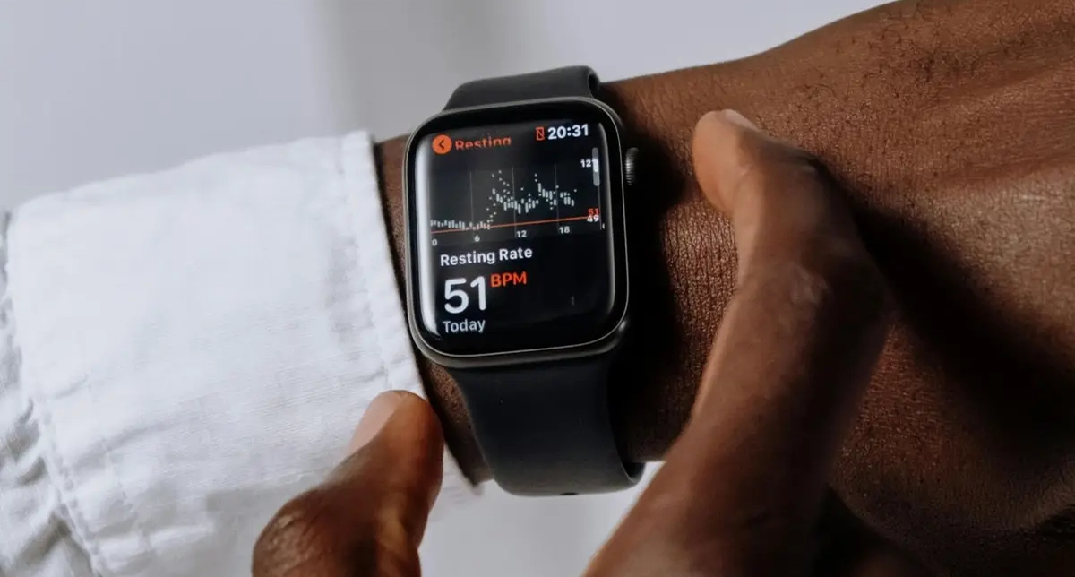 فردی که ساعت هوشمند دارد 