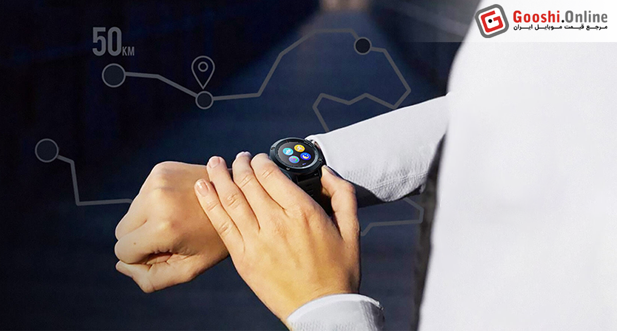 نمایش قابلیت مسیریابی در ساعت هوشمند که یک شخص در حال استفاده از آن است