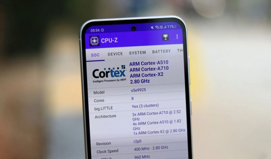 تصویر نمایشگر گلکسی S23 FE در حال نمایش اطلاعات سخت افزاری این گوشی