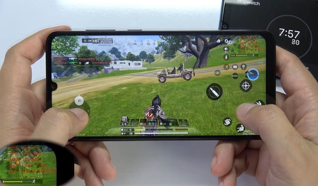 تصویر نمایشگر گوشی گلکسی A05 در حال اجرای بازی