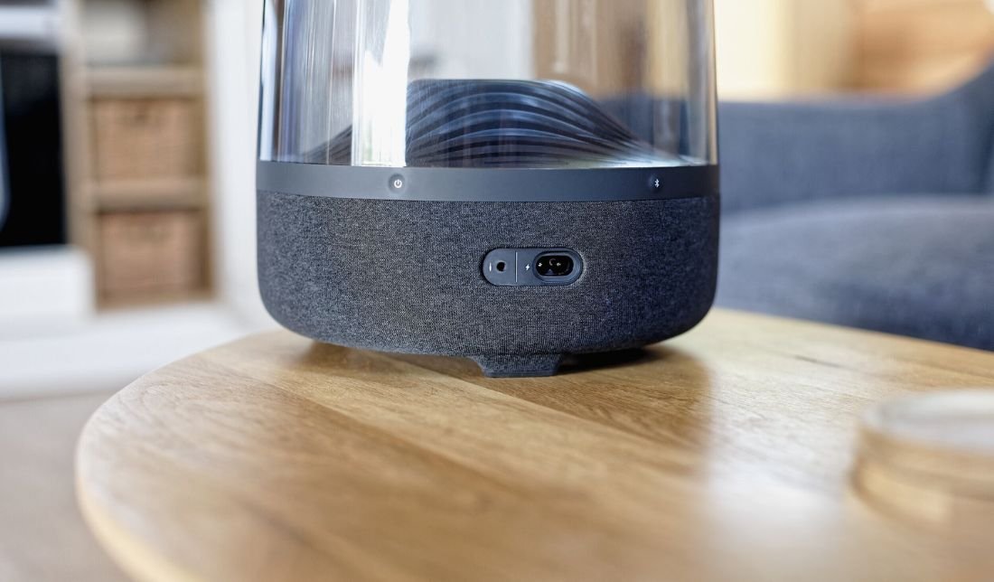 نمایش دکمه‌ها و درگاه‌های اسپیکر هارمن کاردن Aura Studio 3 از نمای نزدیک