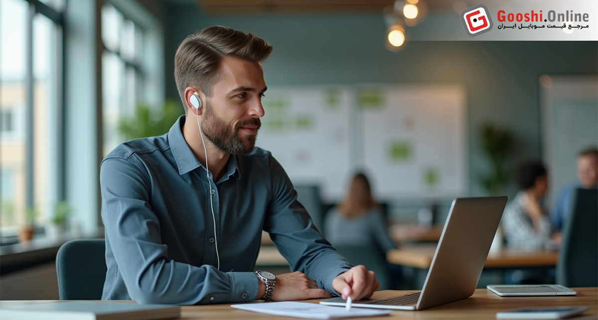 شخصی در حال استفاده از هندزفری سیمی در محل کار