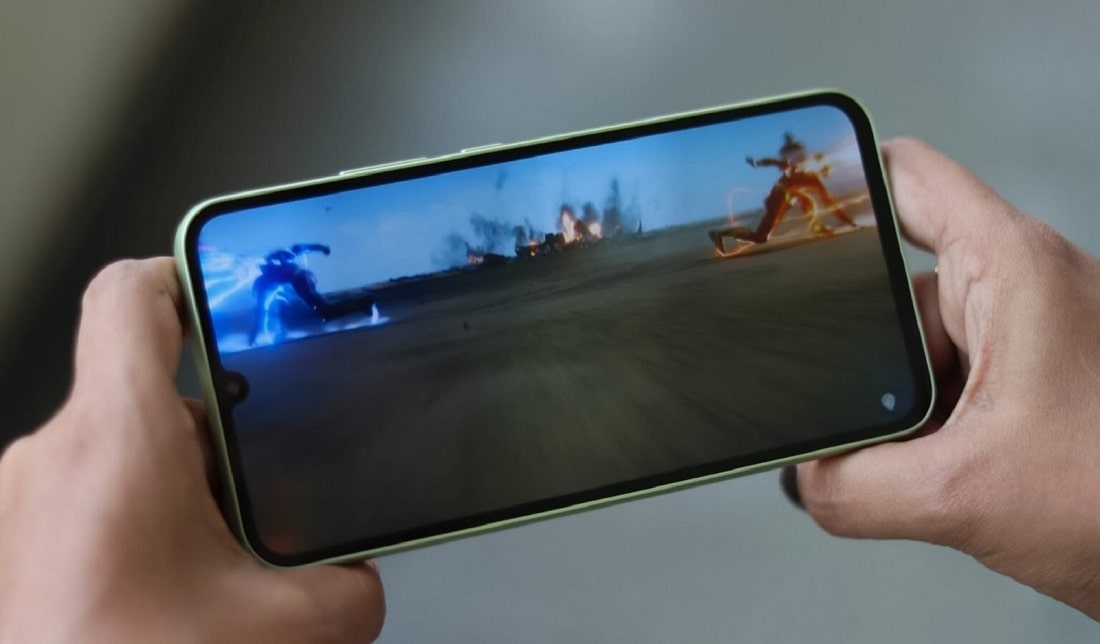 تصویر نمایشگر گوشی گلکسی A34 در حال اجرای بازی