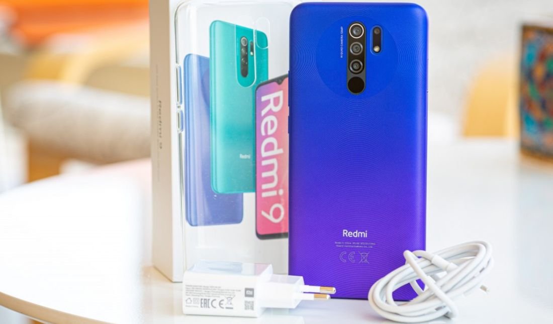 نمای پشت گوشی شیائومی ردمی 9 به همراه جعبه و شارژر