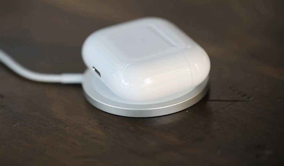 هدفون اپل ایرپاد ۳ در حال شارژ باتری