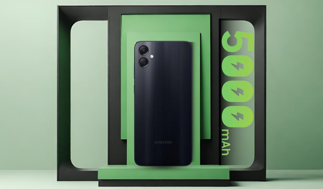 نمای پشتی گوشی گلکسی A05 در رنگ مشکی در کنار نمایش ظرفیت باتری