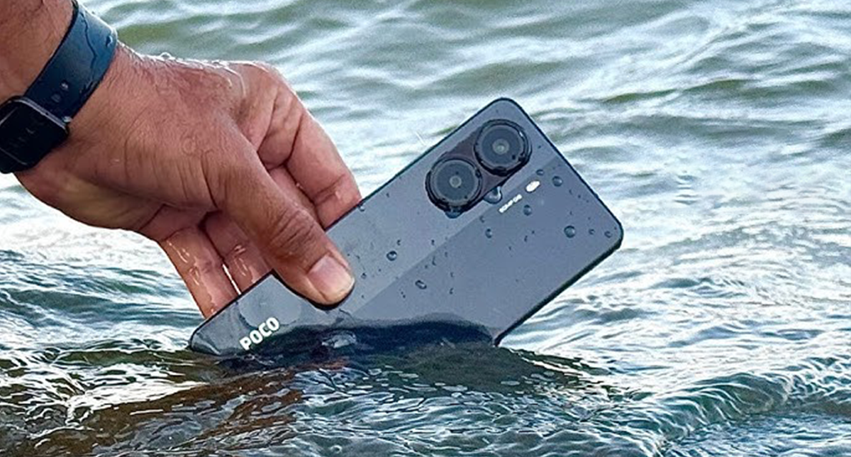 نمایش ویژگی ضدآب بودن گوشی‌های پوکو