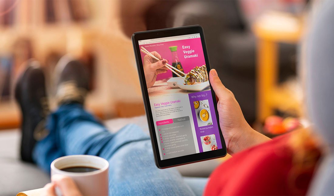 نمای نزدیک صفحهنمایش تبلت Lenovo Tab M7 در دست انسان