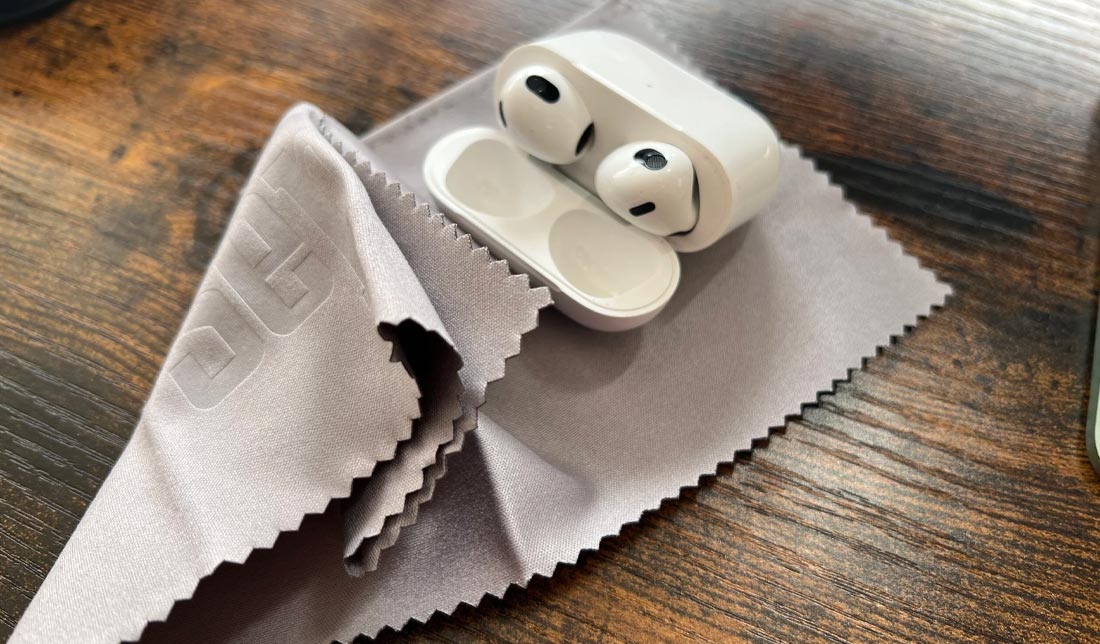 خشک کردن ایرپادها و کیس به وسیله پارچه بدون پرز