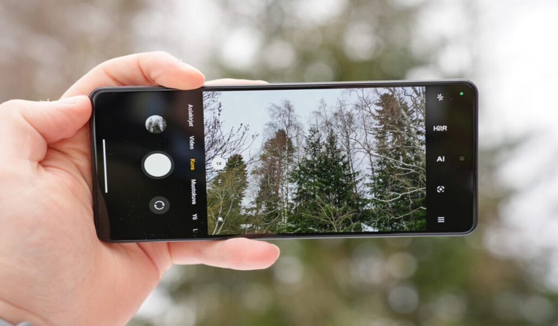 دوربین گوشی poco x5 pro از نمای پنل جلو