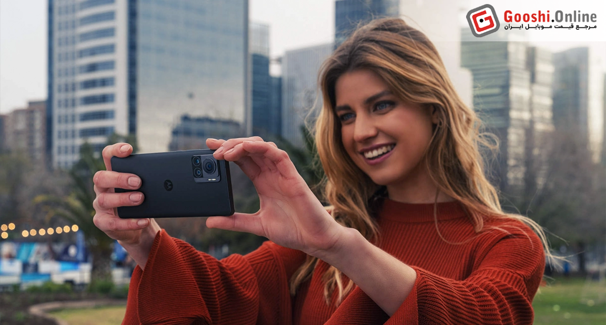 یک شخص در حال عکاسی با گوشی موتورولا