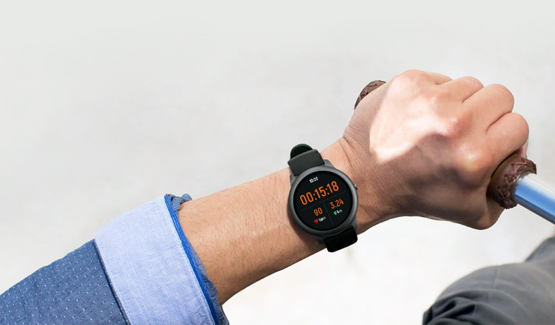 نمایش ساعت هوشمند هایلو سولار LS05 در دست انسان