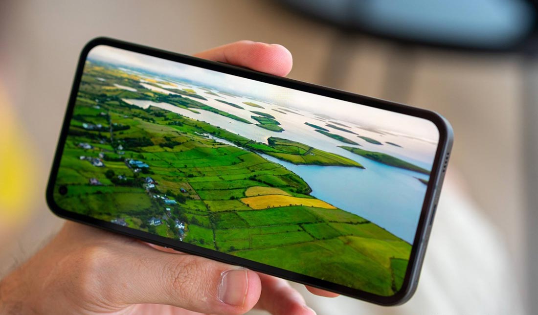 نمایش یک فیلم در گوشی ناتینگ فون 1 در دست انسان