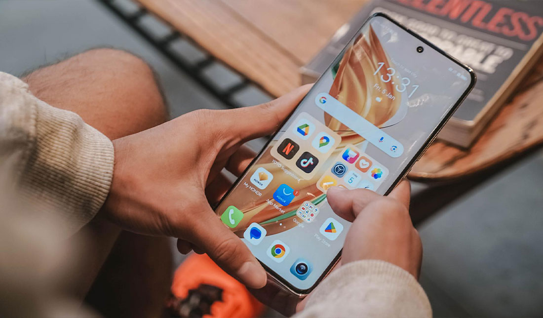 نمایی از نمایشگر گوشی آنر x9b که نشان دهنده رابط کاربری گوشی است