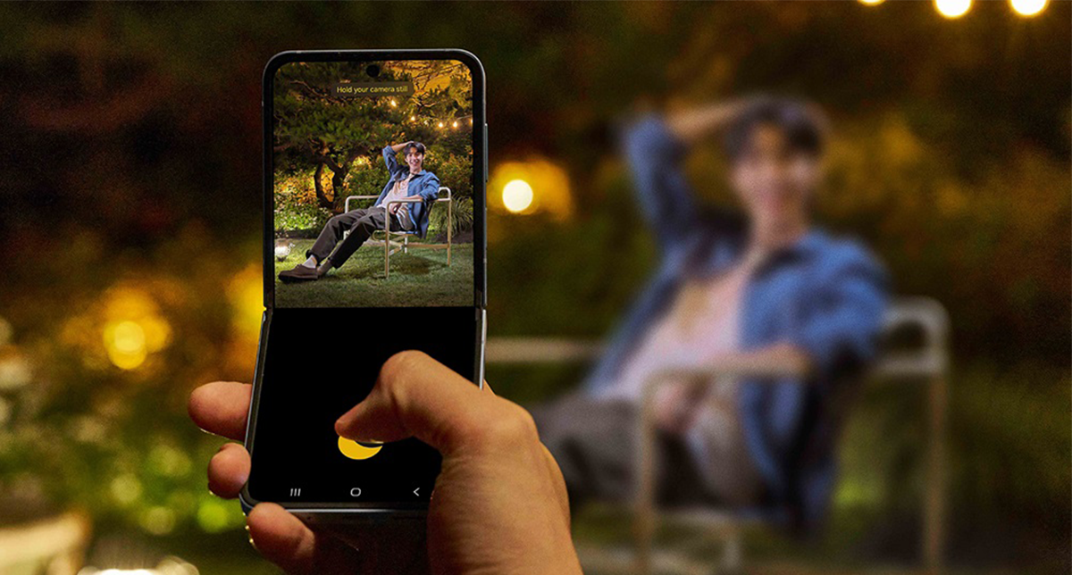 یک شخص در حال عکاسی با گوشی سری گلکسی زد فلیپ سامسونگ