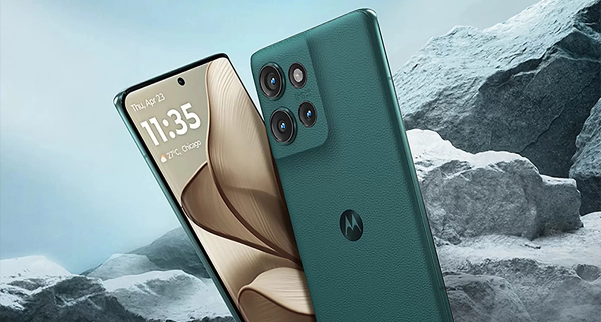 نمایش یکی از گوشی‌های پرچمدار موتورولا که مقاومت بالایی دارد و برای سفر مناسب است