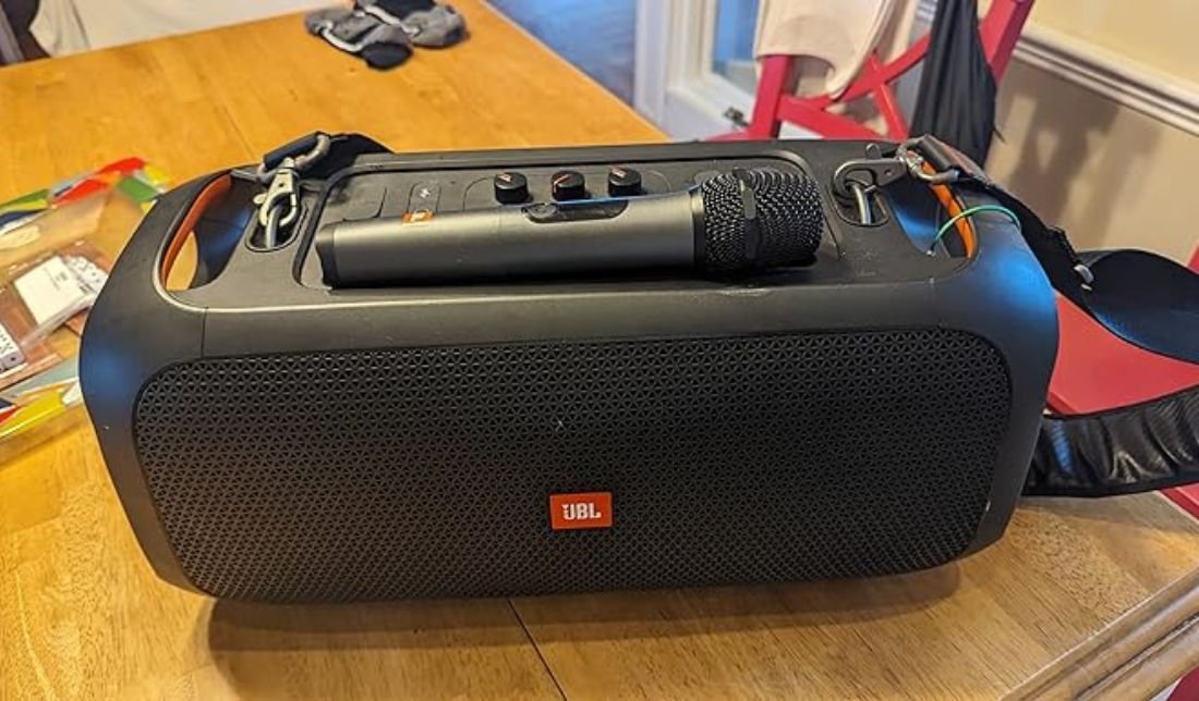 نمای نزدیک اسپیکر جی‌بی‌ال مدل Partybox on the go به همراه میکروفون