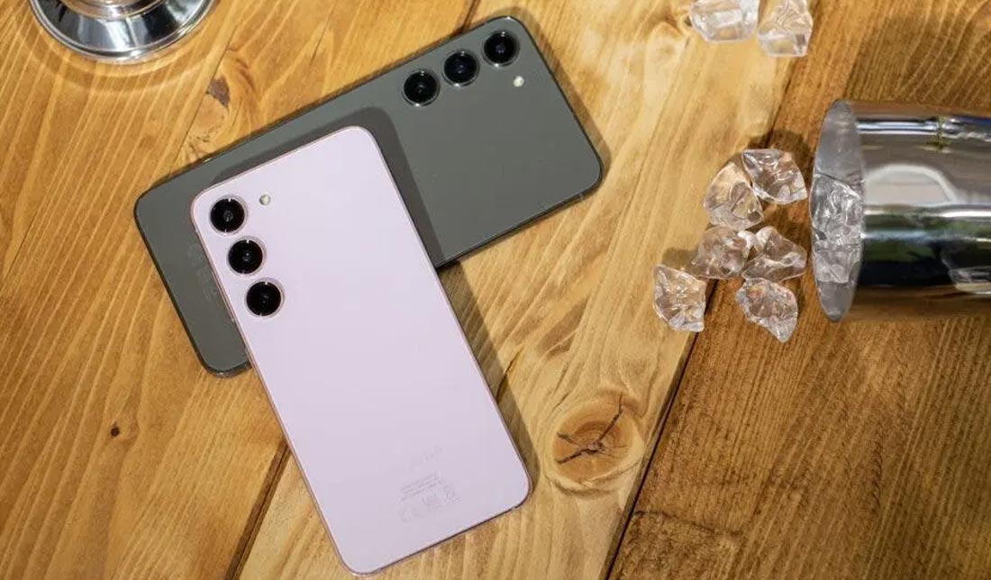  گوشی ‏A35‎‏ و ‏A34‎ بر روی میز از نمای پنل پشتی