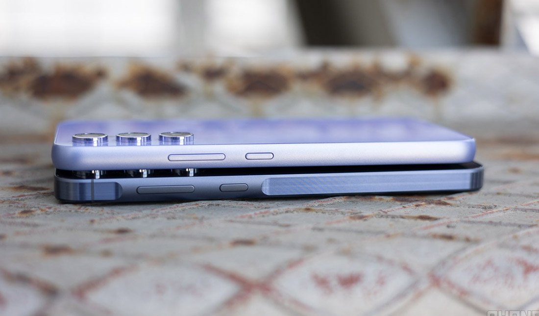 نمایی از دکمه پاور و صدا گوشی ‏A55‎‏ و ‏A54‎‏ سامسونگ در مقایسه باهم