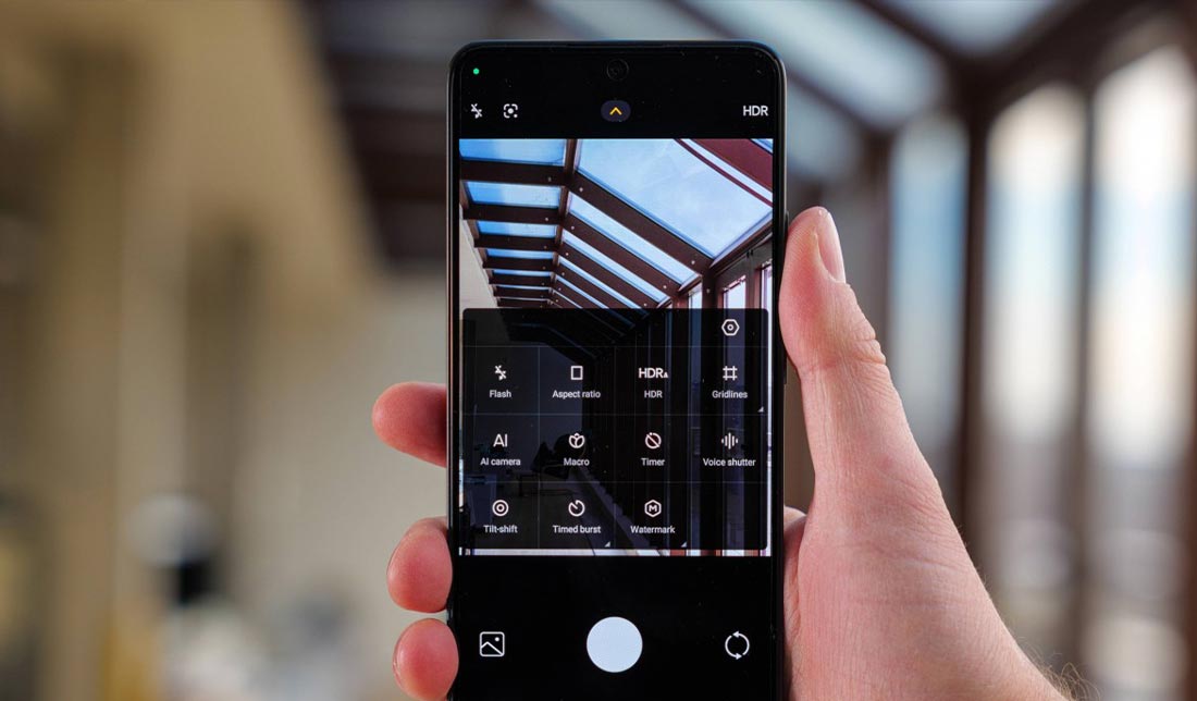 نمایش کیفیت دوربین گوشی شیائومی ردمی نوت 13 4G و تنظیمات دوربین از نمای نزدیک در دست انسان