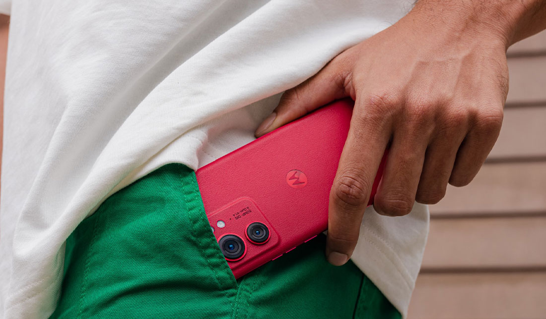 نمایی از گوشی Motorola Edge 40 در رنگ قرمز در دست انسان