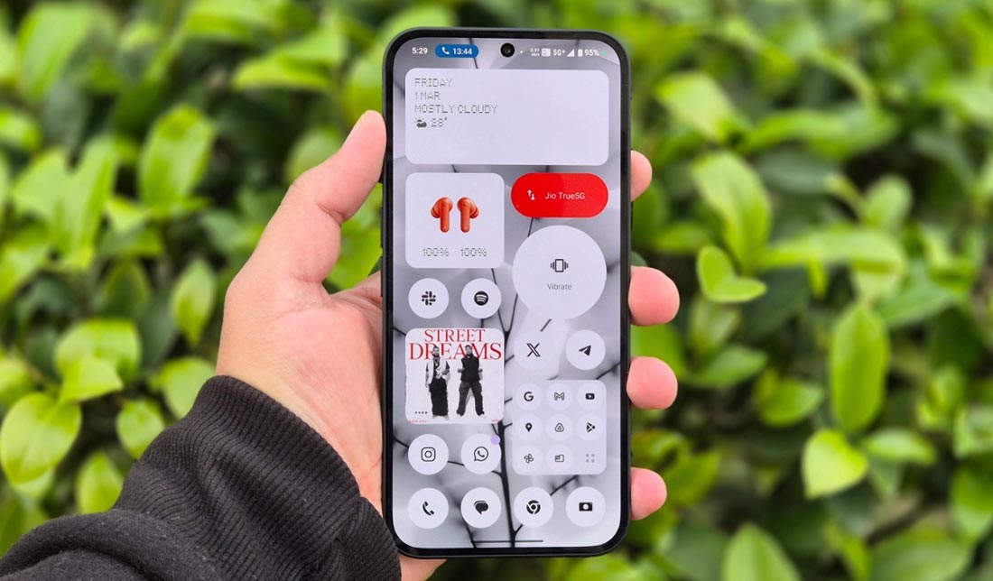 صفحه نمایش گوشی Nothing Phone 2a و میزان روشنایی آن در محیط باز