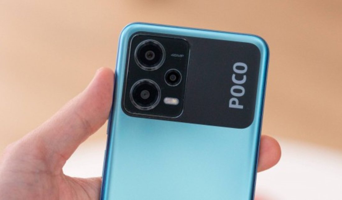 نمایش پنل پشتی گوشی پوکو X5 از نزدیک در دست انسان در رنگ آبی