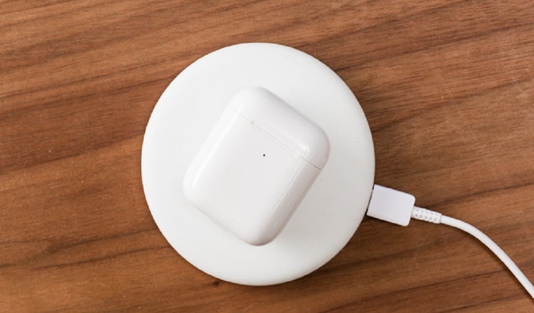 هدفون اپل ایرپاد 2 در حال شارژ باتری
