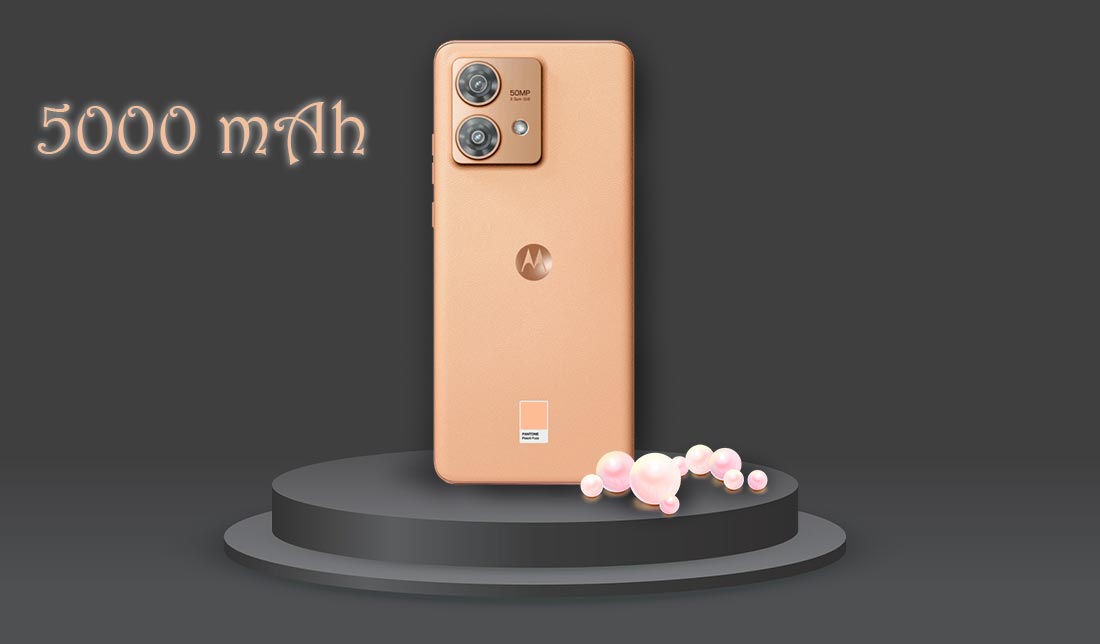 نمای نزدیک و پشت گوشی موتورولا Ege 40 Neo در رنگ هلویی به همراه نمایش ظرفیت باتری