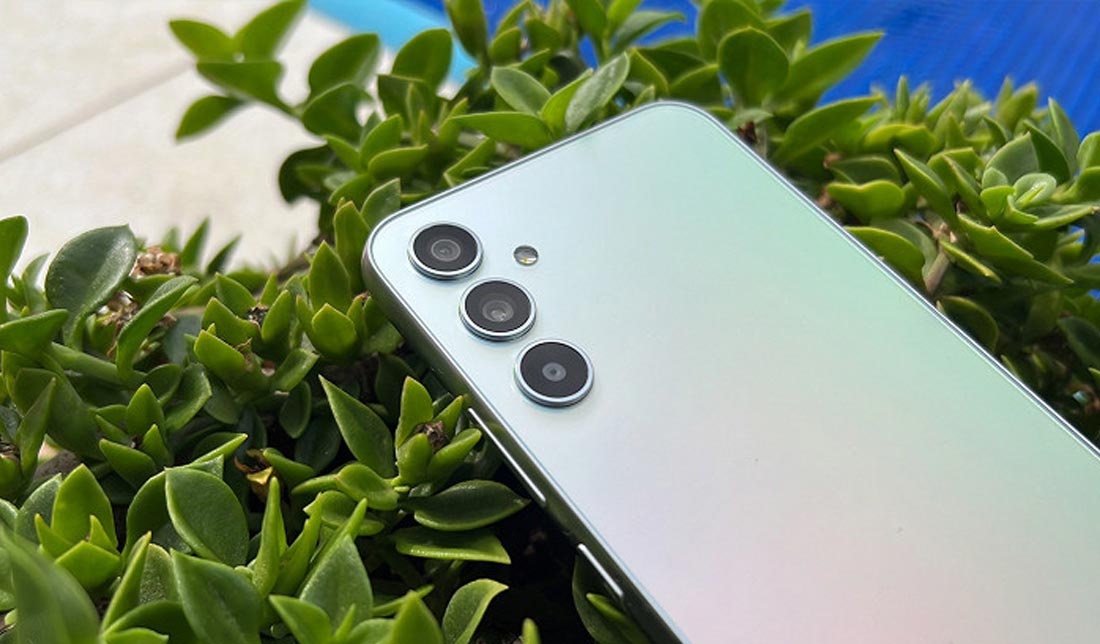 نمایی از پشت و دوربین های گوشی ‏A35‎‏ 