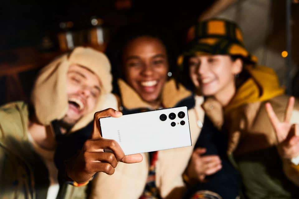 گوشی موبایل سامسونگ مدل Galaxy S22 Plus 5G از نمای گرفتن سلفی دوستانه