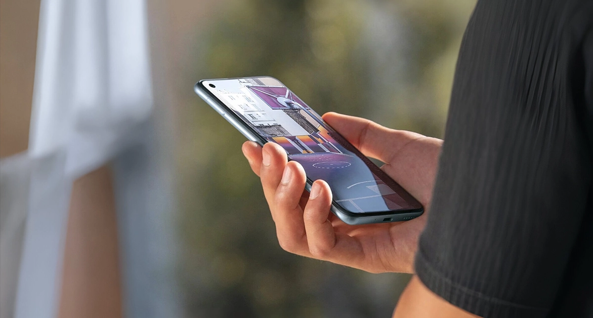 نمایش یکی از گوشی‌های ویکو در دست انسان