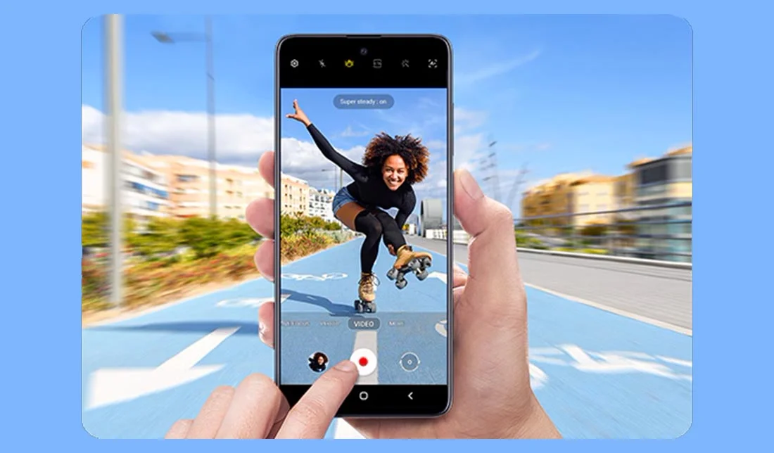 یک عکس نمادین از یک شخص در حال فیلم‌برداری با گوشی سامسونگ از یک دخنر در حال اسکیت بازی