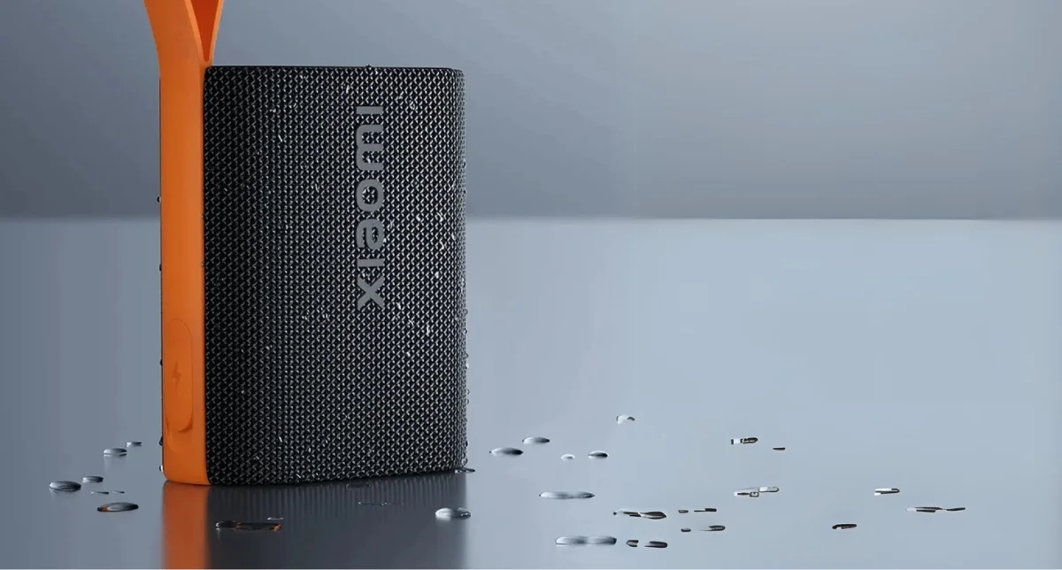 نمایش قابلیت ضد آب اسپیکر بلوتوثی شیائومی Sound Pocket