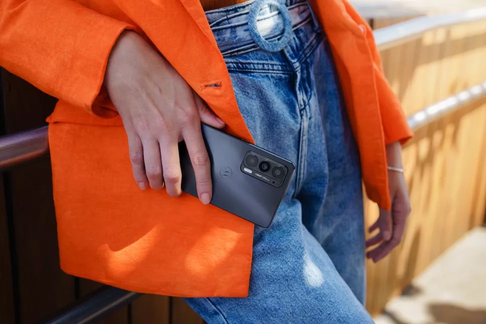 موتورولا از Edge20 با نمایشگر 144 هرتزی رونمایی کرد.