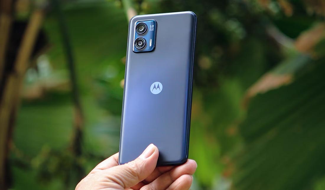 نمایش گوشی موتورولا Moto G73 از نمای نزدیک و از پشت در رنگ مشکی در دست انسان