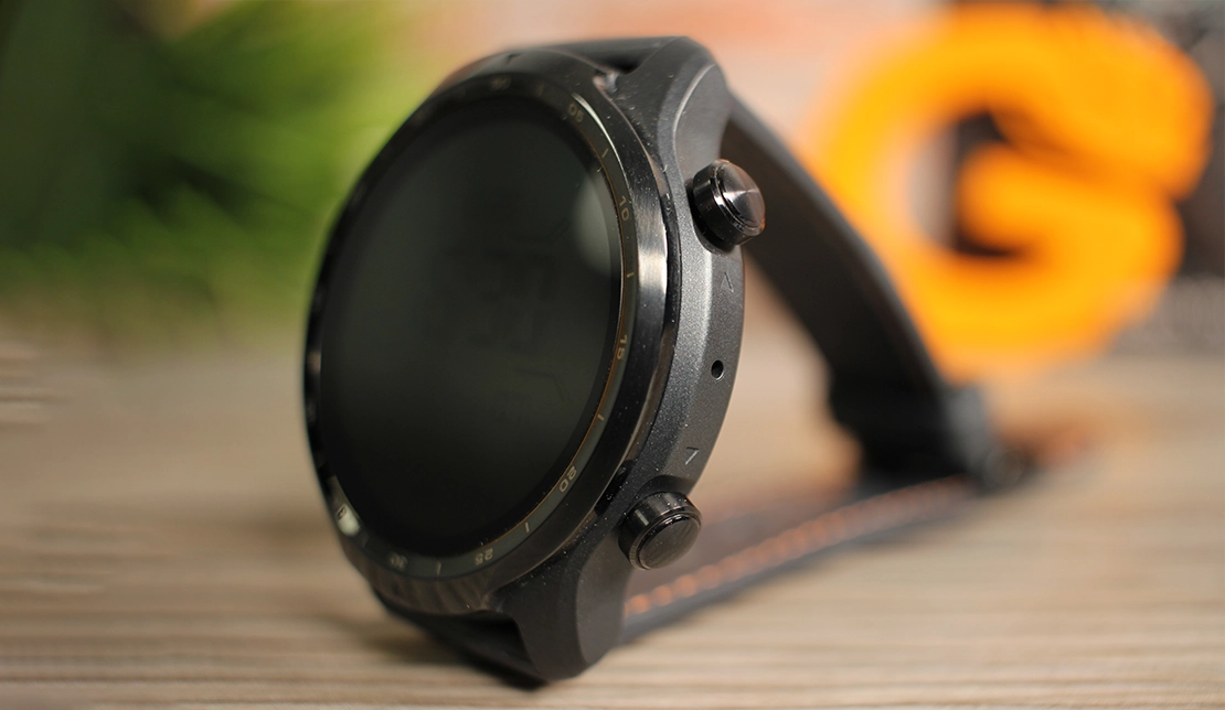 نمایش ساعت هوشمند TicWatch Pro 3 از نمای کناری و دکمهها